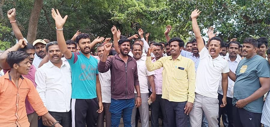 ದೊಡ್ಡಬಳ್ಳಾಪುರ ತಾಲ್ಲೂಕಿನ ಮಚ್ಚೇನಹಳ್ಳಿ ಮಾರಮ್ಮ ದೇವಾಲಯ ಆವರಣದಲ್ಲಿ ನಡೆದ ಸಭೆಯಲ್ಲಿ ರೈತರು  ‘ನಮ್ಮ ಊರು ನಮಗಿರಲಿ’ ಘೋಷಣೆ ಮೊಳಗಿಸಿದರು