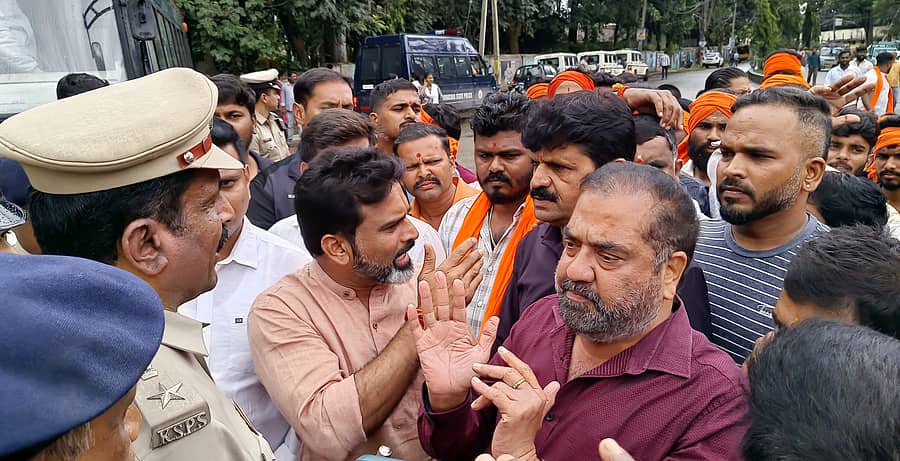 ಚಿಕ್ಕಮಗಳೂರಿನ ಜಿಲ್ಲಾ ಪೊಲೀಸ್ ವರಿಷ್ಠಾಧಿಕಾರಿ ಕಚೇರಿ ಬಳಿ ಪೊಲೀಸರು ಮತ್ತು ಬಿಜೆಪಿ ಕಾರ್ಯಕರ್ತರ ನಡುವೆ ವಾಗ್ವಾದ ನಡೆಯಿತು