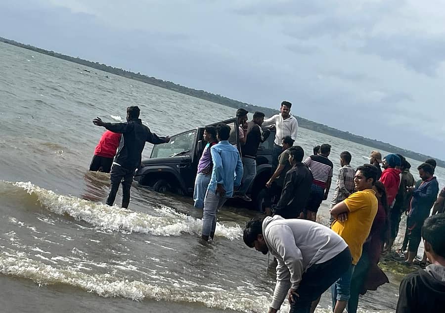 ಮೈಸೂರಿನ ಮೀನಾಕ್ಷಿಪುರಂ ಬಳಿಯ ಕೆಆರ್ಎಸ್ ಹಿನ್ನೀರಿನಲ್ಲಿ ಪ್ರವಾಸಿಗರು ಕಾರನ್ನು ನಿಲ್ಲಿಸಿರುವುದು