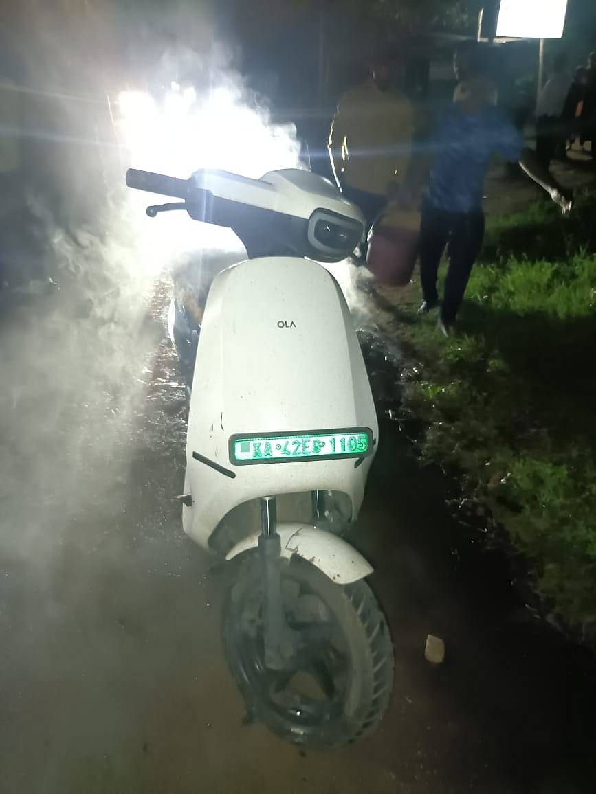 ರಾಮನಗರ ಹೊರವಲಯದ ಕುಂಬಾಪುರ ಗೇಟ್ ಬಳಿ ಎಲೆಕ್ಟ್ರಿಕ್ ಸ್ಕೂಟರ್ನಲ್ಲಿ ಏಕಾಏಕಿ ಹೊಗೆ ಬಂದು ಬೆಂಕಿ ಕಾಣಿಸಿಕೊಂಡು ಹೊತ್ತಿ ಉರಿಯಿತು