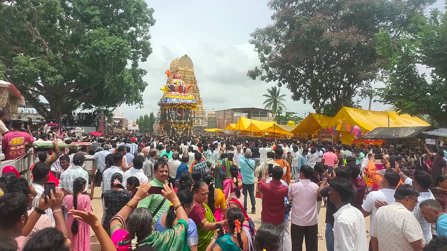 ಅರಸೀಕೆರೆಯ ಮಾಲೇಕಲ್ಲು ತಿರುಪತಿ ಕ್ಷೇತ್ರದಲ್ಲಿ ಸೋಮವಾರ ವಿಜೃಂಭಣೆಯ ಮಹಾರಥೋತ್ಸವ ನೆರವೇರಿತು.