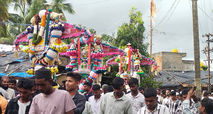 ಶಿಗ್ಗಾವಿ ಪಟ್ಟಣದಲ್ಲಿ ಭಾನುವಾರ ಮೊಹರಂ ಅಂಗವಾಗಿ ಅಲೈದೇವರ ಡೋಲಿಗಳ ಮೆರವಣಿಗೆ ಅನೇಕ ಭಕ್ತ ಸಮೂಹದ ನಡುವೆ ಜರುಗಿತು