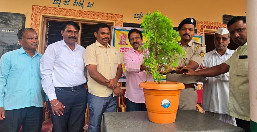 ಜಮಖಂಡಿ ತಾಲ್ಲೂಕಿನ ಶೂರ್ಪಾಲಿ ಗ್ರಾಮದ ಸರ್ಕಾರಿ ಪ್ರೌಢಶಾಲೆಯಲ್ಲಿ ನಡೆದ ಕಾನೂನು ಅರಿವು ಕಾರ್ಯಕ್ರಮವನ್ನು ಗಣ್ಯರು ಉದ್ಘಾಟಿಸಿದರು