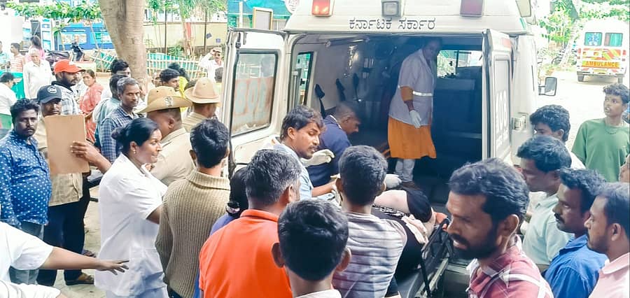 <div class="paragraphs"><p>ಯಳಂದೂರು ತಾಲ್ಲೂಕಿನ ಬಿಳಿಗಿರಿಬೆಟ್ಟದ ಚೈನ್ ಗೇಟ್ ಬಳಿ ಅಪಘಾತದಲ್ಲಿ ಗಾಯಗೊಂಡ ಪ್ರವಾಸಿಗರನ್ನು ಪೊಲೀಸರು ಆಂಬುಲೆನ್ಸ್ ಮೂಲಕ ಆಸ್ಪತ್ರೆಗೆ ಸಾಗಿಸಲು ನೆರವಾದರು</p></div>