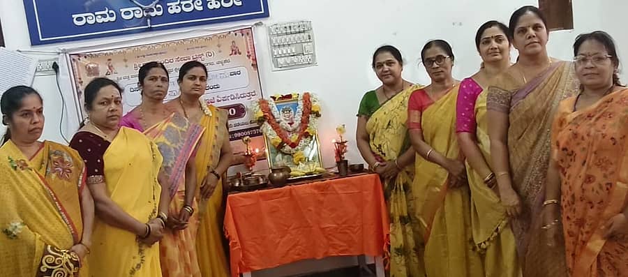 ಏಕಾದಶಿ ಪ್ರಯುಕ್ತ ಚಳ್ಳಕೆರೆಯ ತ್ಯಾಗರಾಜ ದತ್ತಾತ್ರೇಯ ದೇವಸ್ಥಾನದಲ್ಲಿ ಸೋಮವಾರ ಭಜನಾ ಮಂಡಳಿಯ ಪದಾಧಿಕಾರಿಗಳು ದತ್ತಾತ್ರೇಯ ವಿಗ್ರಹಕ್ಕೆ ವಿಶೇಷ ಪೂಜೆ ಸಲ್ಲಿಸಿದರು 