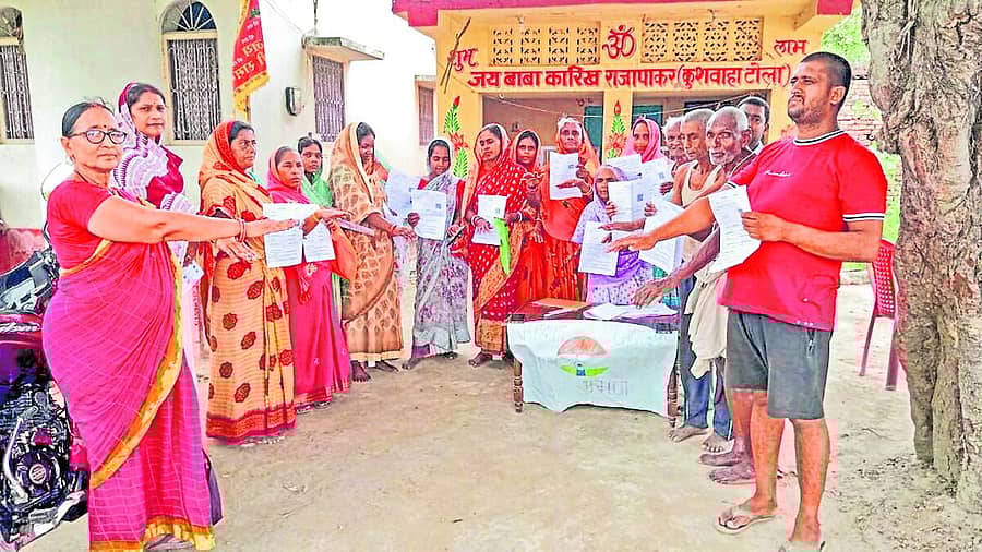 <div class="paragraphs"><p>ಬಿಹಾರದ ವೈಶಾಲಿ ಜಿಲ್ಲೆಯಲ್ಲಿ ಮತದಾರರ ಖಾತರಿಗಾಗಿ ಭರ್ತಿ ಮಾಡಿದ ಅರ್ಜಿಯನ್ನು ಮತದಾರರು ಪ್ರದರ್ಶಿಸಿದರು</p></div>