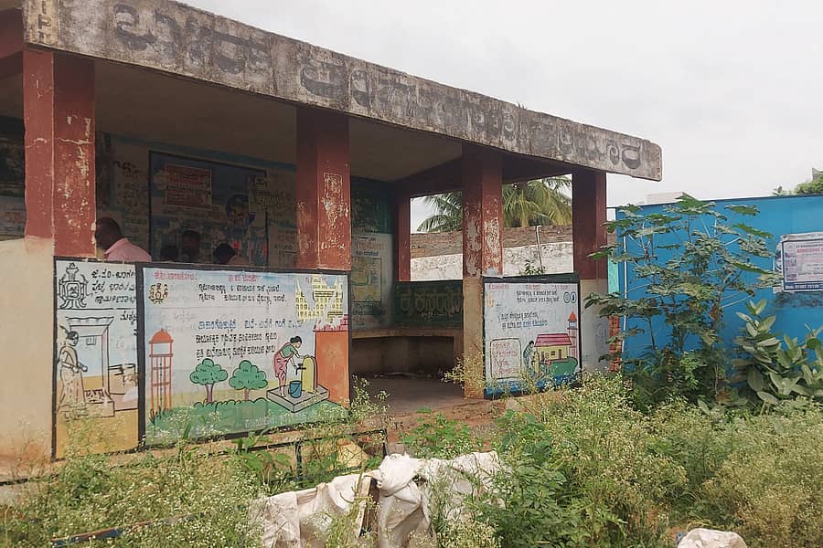 ಬಾದಾಮಿ ಸಮೀಪದ ಕೆಂದೂರ ಗ್ರಾಮದ ಬಸ್ ತಂಗುದಾಣದ ಸುತ್ತಲೂ ಕಸದ ಗಿಡಗಳು ಬೆಳೆದಿವೆ