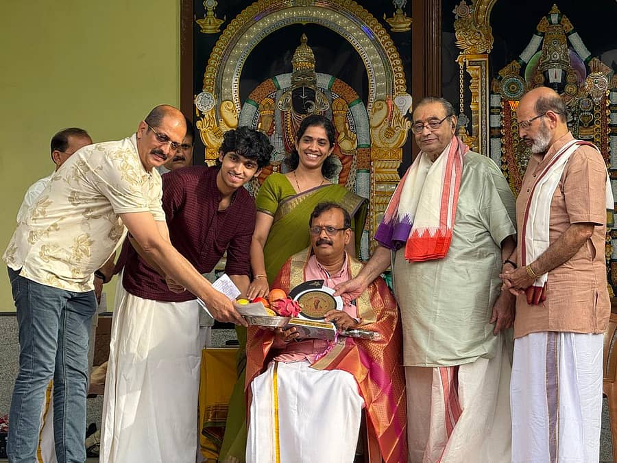 <div class="paragraphs"><p> 'ಗಿರಿಯೆತ್ತರ' ಕೃತಿ ಬಿಡುಗಡೆ ಕಾರ್ಯಕ್ರಮ ಭಾನುವಾರ (ಜು.6) ಬೆಂಗಳೂರಿನ ಚುಂಚಘಟ್ಟ ಶ್ರೀನಿಧಿ ಶ್ರೀನಿವಾಸ ದೇವಸ್ಥಾನದ ಆವರಣದಲ್ಲಿ ನಡೆಯಿತು. ಶ್ರೀರಾಮ ಕಲಾ ಸಂಘದ ಅಧ್ಯಕ್ಷ ಎಂ.ಎಸ್.ಕೆ.ವಾಸಿಷ್ಠ, ಶ್ರೀನಿಧಿ ಶ್ರೀನಿವಾಸ ದೇವಸ್ಥಾನದ ಧರ್ಮದರ್ಶಿ ಕೆ.ಎಸ್.ಸಮೀರ ಸಿಂಹ ಹಾಗೂ ಉದ್ಯಮಿ, ರಾಮಮೋಹನ್, ಗಿರೀಶ್ ಅವರ ಪತ್ನಿ ಕೀರ್ತಿ ಗಿರೀಶ್ ಹಾಗೂ ಪುತ್ರ ಇದ್ದರು.</p></div>