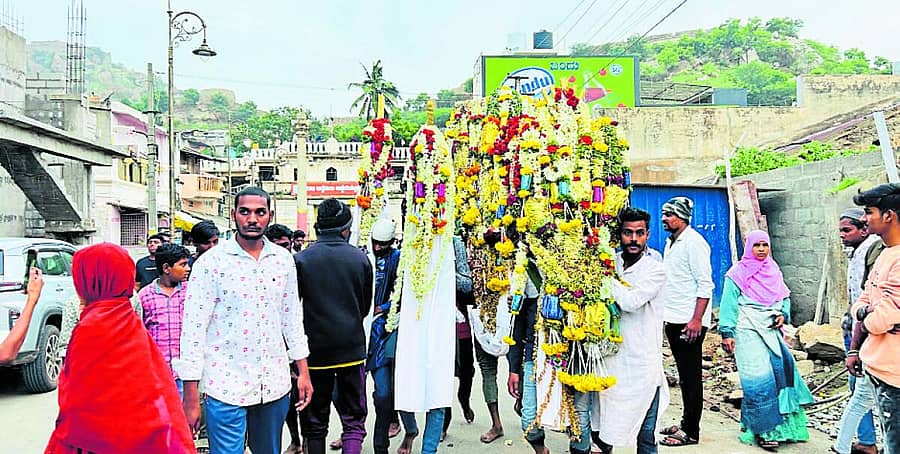 <div class="paragraphs"><p>ಚಿತ್ರದುರ್ಗ ನಗರದಲ್ಲಿ ಭಾನುವಾರ ಸಾಗಿದ ಮೊಹರಂ ಮೆರವಣಿಗೆ</p></div>