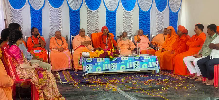 ಅರಸೀಕೆರೆ ತಾಲ್ಲೂಕಿನ ಕೋಡಿಮಠದಲ್ಲಿ ನಡೆದ ಕಾರ್ಯಕ್ರಮದಲ್ಲಿ ಹುಬ್ಬಳ್ಳಿ ಮೂರುಸಾವಿರ ಮಠದ ಗುರುಸಿದ್ಧ ರಾಜಯೋಗೀಂದ್ರ ಸ್ವಾಮೀಜಿ ಮಾತನಾಡಿದರು