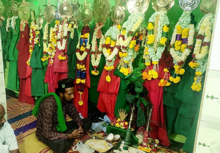 ಬಾಗೇಪಲ್ಲಿ ಬೈಲಾಂಜನೇಯಸ್ವಾಮಿಯ ಪೀರುಗಳ ಚಾವಡಿಯಲ್ಲಿ ಮೊಹರಂ ಹಬ್ಬದ ಪ್ರಯಕ್ತ ಪೀರುಗಳಿಗೆ ಪೂಜಿಸುತ್ತಿರುವುದು