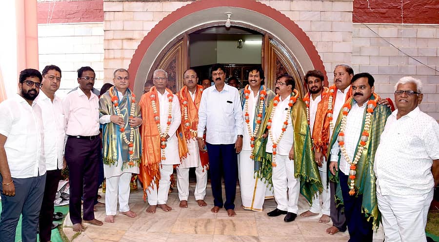 ಗೋಕಾಕಗೆ ಸೋಮವಾರ ಬಂದ ಬಿಜೆಪಿ ನಾಯಕರನ್ನು ಶಾಸಕ ರಮೇಶ ಜಾರಕಿಹೊಳಿ ಸತ್ಕರಿಸಿದರು