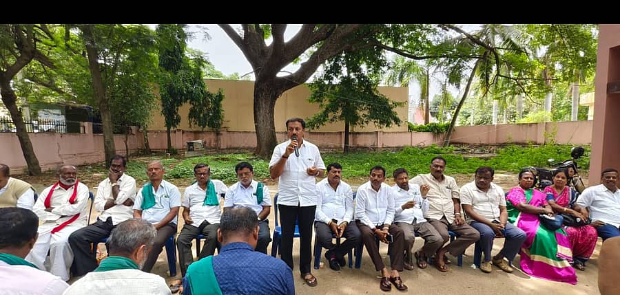 ಗುಬ್ಬಿ ಪಟ್ಟಣದಲ್ಲಿ ಹೇಮಾವತಿ ಲಿಂಕ್ ಕೆನಾಲ್ ಕಾಮಗಾರಿ ವಿರೋಧಿ ಹೋರಾಟಗಾರರು ಸಭೆ ನಡೆಸಿದರು