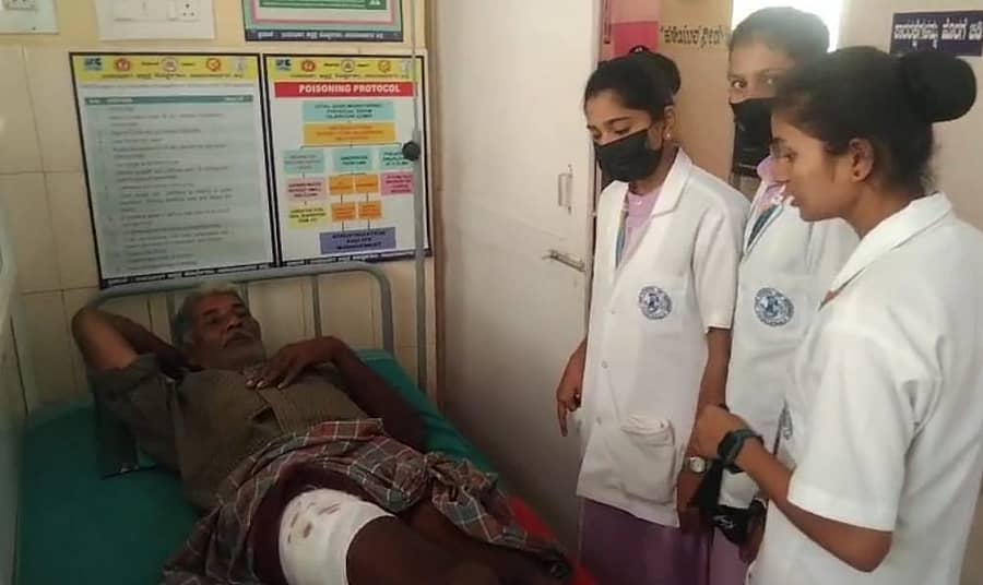 <div class="paragraphs"><p>ಹನೂರು ತಾಲ್ಲೂಕಿನ ಪೊನ್ನಾಚ್ಚಿ ಗ್ರಾಮ ಪಂಚಾಯತಿ ವ್ಯಾಪ್ತಿಯ ಗೆರಟ್ಟಿಯಲ್ಲಿ ಸೋಮವಾರ ಕರಡಿ ದಾಳಿಗೆ ರೈತ ವೀರಪ್ಪ ಗಾಯಗೊಂಡಿದ್ದಾರೆ</p></div>