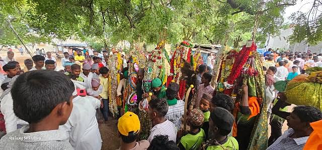 ವಡಗೇರಾ ತಾಲ್ಲೂಕಿನ ಐಕೂರು ಗ್ರಾಮದಲ್ಲಿ ಮೊಹರಂ ಕೊನೆದ ಅಂಗವಾಗಿ ಅಲಾಯಿ ದೇವರು ಮೆರವಣಿಗೆ ಭಕ್ತರ ಸಮ್ಮುಖದಲ್ಲಿ ಜರುಗಿತು