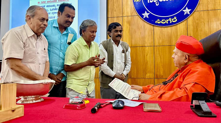 ಚಿತ್ರದುರ್ಗ, ದಾವಣಗೆರೆ ಮತ್ತು ಚಿಕ್ಕಮಗಳೂರು ಜಿಲ್ಲಾ ಸಾಹಿತ್ಯ ಪರಿಷತ್‌ ಅಧ್ಯಕ್ಷರು ಸೋಮವಾರ ಸಿರಿಗೆರೆಯ ನ್ಯಾಯಪೀಠದಲ್ಲಿ ತರಳಬಾಳು ಪೀಠದ ಶಿವಮೂರ್ತಿ ಶಿವಾಚಾರ್ಯ ಸ್ವಾಮೀಜಿ ಅವರನ್ನು ಭೇಟಿ ಮಾಡಿ ನುಡಿಹಬ್ಬದ ಬಗ್ಗೆ ಚರ್ಚಿಸಿದರು 
