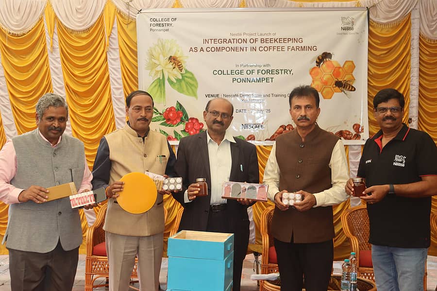 ಪೊನ್ನಂಪೇಟೆಯ ಅರಣ್ಯ ಮಹಾವಿದ್ಯಾಲಯ, ನೆಸ್ಲೆ ಇಂಡಿಯ ಕಂಪನಿ ವತಿಯಿಂದ ಕುಶಾಲನಗರ ತಾಲ್ಲೂಕಿನ ಏಳನೇ ಹೊಸಕೋಟೆ ಸಮೀಪದ ನೆಸ್ಲೆ ಇಂಡಿಯಾದ ಪ್ರಾತ್ಯಕ್ಷಿಕೆ ಮತ್ತು ತರಬೇತಿ ಕೇಂದ್ರದಲ್ಲಿ ಸೋಮವಾರ ಆಯೋಜಿಸಿದ್ದ ಕಾರ್ಯಕ್ರಮದಲ್ಲಿ ಗಣ್ಯರು ಜೇನಿನ ವಿವಿಧ ಉತ್ಪನ್ನಗಳನ್ನು ಪ್ರದರ್ಶಿಸಿದರು