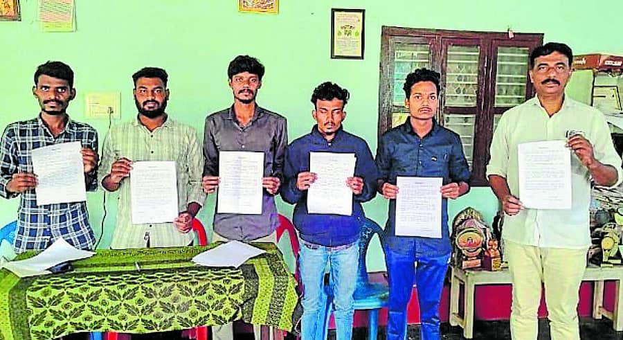 <div class="paragraphs"><p>ಕೊಪ್ಪದ ಮೊರಾರ್ಜಿ ಶಾಲೆಯಲ್ಲಿ ಅನುಮಾನಾಸ್ಪದವಾಗಿ ಮೃತಪಟ್ಟ ವಿದ್ಯಾರ್ಥಿನಿ ಸಾವಿನ ತನಿಖೆಗೆ ಒತ್ತಾಯಿಸಿ ಹಕ್ಕೊತ್ತಾಯ ಪತ್ರವನ್ನು ಕರ್ನಾಟಕ ವಿದ್ಯಾರ್ಥಿ ಪರಿಷತ್‌ನಿಂದ ಬಾಳೆಹೊನ್ನೂರಿನಲ್ಲಿ ಬಿಡುಗಡೆಗೊಳಿಸಲಾಯಿತು</p></div>