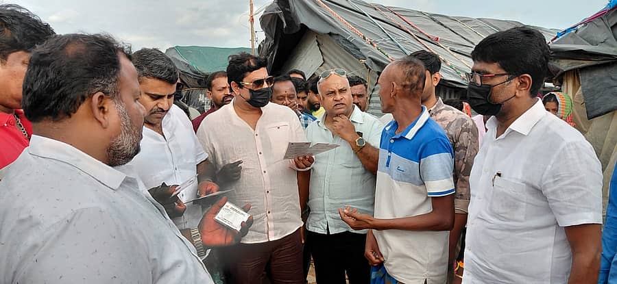 ಮಹದೇವಪುರದಲ್ಲಿ ಬಿಜೆಪಿ ಕಾರ್ಯಕರ್ತರು ವಿವಿಧ ಸ್ಥಳಗಳಲ್ಲಿ ದಾಖಲೆಗಳನ್ನು ಪರಿಶೀಲಿಸಿದರು