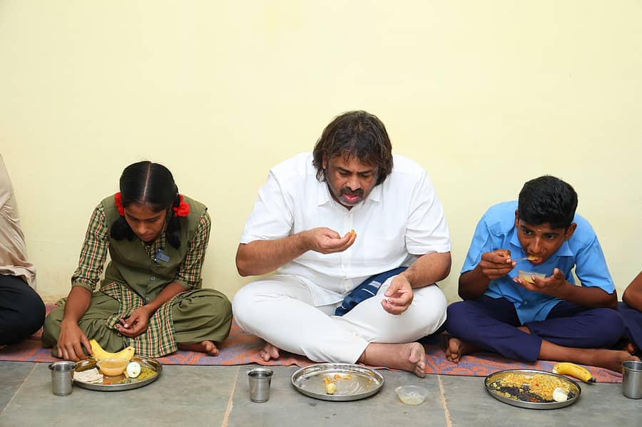<div class="paragraphs"><p>ಬೈಲಹೊಂಗಲ ತಾಲ್ಲೂಕಿನ ವಕ್ಕುಂದ ಗ್ರಾಮದ ಸರ್ಕಾರಿ ಶಾಲೆ ಮಕ್ಕಳೊಂದಿಗೆ ಸಚಿವ ಮಧು ಬಂಗಾರಪ್ಪ ಮಂಗಳವಾರದ ಬಿಸಿಯೂಟ ಸವಿದರು</p></div>