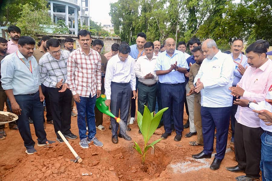 ಜಲಮಂಡಳಿ ಅಧ್ಯಕ್ಷ ರಾಮ್‌ಪ್ರಸಾತ್ ಮನೋಹರ್ ಅವರು ಜಿಕೆವಿಕೆ ಆವರಣದಲ್ಲಿ ಗಿಡ ನೆಟ್ಟು ನೀರು ಹನಿಸುವ ಮೂಲಕ ‘ಹಸಿರು ಹಾದಿ – ನೀರಿನ ಭವಿಷ್ಯ’ ಅಭಿಯಾನಕ್ಕೆ ಚಾಲನೆ ನೀಡಿದರು 