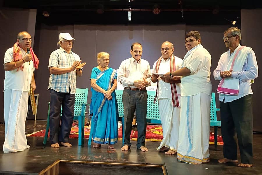 ಸಾಗರದಲ್ಲಿ ಸೋಮವಾರ ನಡೆದ ಕಾರ್ಯಕ್ರಮದಲ್ಲಿ ರಮೇಶ್ ಹೆಗಡೆ ಗುಂಡೂಮನೆ ರಚಿಸಿರುವ ‘ದ್ರೋಣ ವಿಜಯ’ ನೂತನ ತಾಳಮದ್ದಲೆ ಪ್ರಸಂಗವನ್ನು ಎಚ್.ಎಸ್.ಮೋಹನ್ ಬಿಡುಗಡೆ ಮಾಡಿದರು