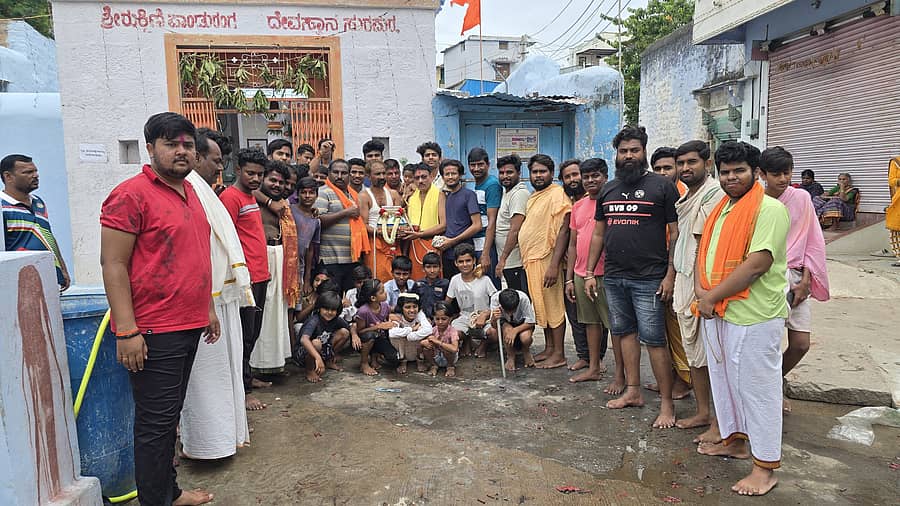 ಸುರಪುರದ ರುಕ್ಮಾಯಿ ಪಾಂಡುರಂಗ ದೇವಸ್ಥಾನದಲ್ಲಿ ಮಂಗಳವಾರ ನಡೆದ ಗೋಪಾಲ ಕಾವಲಿಯಲ್ಲಿ ಭಾಗವಹಿಸಿದ್ದ ಯುವಕರು ಮತ್ತು ಮಕ್ಕಳು