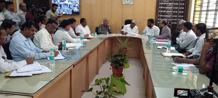 ಹಾಸನದ ಹಿಮ್ಸ್‌ ಸಭಾಂಗಣದಲ್ಲಿ ಶಾಸಕ ಎಚ್.ಡಿ. ರೇವಣ್ಣ ನೇತೃತ್ವದಲ್ಲಿ ವೈದ್ಯಾಧಿಕಾರಿಗಳ ಸಭೆ ಮಂಗಳವಾರ ನಡೆಯಿತು.