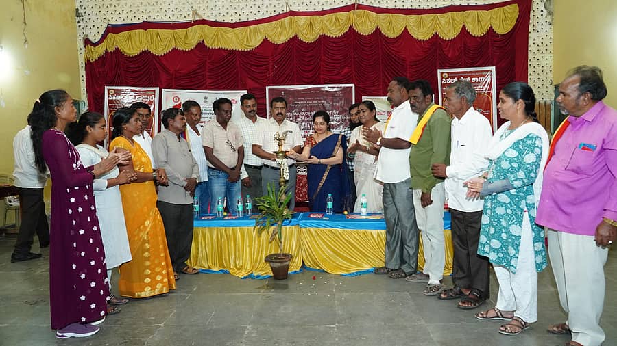 ಗುಂಡ್ಲುಪೇಟೆ ಪಟ್ಟಣದ ಗುರುಭವನದಲ್ಲಿ ಜಿಲ್ಲಾಮಟ್ಟದ ರಾಷ್ಟ್ರೀಯ ಸಿಕೆಲ್ ಸೆಲ್ ಅನೀಮಿಯಾ ನಿರ್ಮೂಲನಾ ಕಾರ್ಯಕ್ರಮವನ್ನು ತಹಶೀಲ್ದಾರ್ ಟಿ.ರಮೇಶ್ ಬಾಬು ಉದ್ಘಾಟಿಸಿದರು