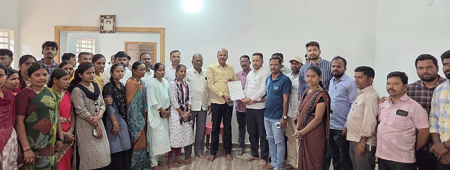ಹಗರಿಬೊಮ್ಮನಹಳ್ಳಿಯಲ್ಲಿ ನರೇಗಾ ನೌಕರರ ಕ್ಷೇಮಾಭಿವೃದ್ಧಿ ಸಂಘದ ಪದಾಧಿಕಾರಿಗಳು ಶಾಸಕ ಕೆ.ನೇಮರಾಜನಾಯ್ಕ ಅವರಿಗೆ ಮನವಿ ಸಲ್ಲಿಸಿದರು