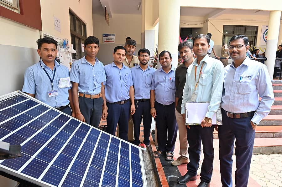 ಹಳಿಯಾಳದಲ್ಲಿ ವಿ.ಆರ್‌. ದೇಶಪಾಂಡೆ ಮೆಮೋರಿಯಲ್‌ ಟ್ಟಸ್ಟ್ ಸಂಸ್ಥಾಪಕರ ದಿನಾಚರಣೆಯ ಅಂಗವಾಗಿ ದೇಶಪಾಂಡೆ ಕೈಗಾರಿಕಾ ತರಬೇತಿ ಸಂಸ್ಥೆಯಲ್ಲಿ ಆಯೋಜಿಸಿದ ತಾಂತ್ರಿಕ ಪ್ರದರ್ಶನದಲ್ಲಿ ಸೋಲಾರ್ ಟೆಕ್ನಿಷಿಯನ್ ವಿಭಾಗದಿಂದ ತಯಾರಿಸಿದ ಸೋಲಾರ್ ಉಪಕರಣಗಳನ್ನು ವಿದ್ಯಾರ್ಥಿಗಳು ಪ್ರದರ್ಶಿಸಿದರು