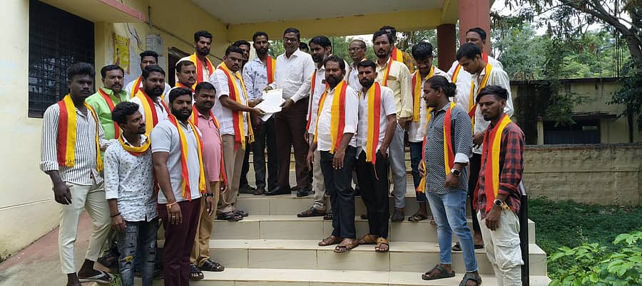 <div class="paragraphs"><p>ಲಿಂಗಸುಗೂರು ತಾಲ್ಲೂಕಿನ ಖಾಸಗಿ ಶಿಕ್ಷಣ ಸಂಸ್ಥೆಗಳ ವಿರುದ್ಧ ಕಾನೂನು ಕ್ರಮ ಜರಗಿಸುವಂತೆ ಆಗ್ರಹಿಸಿ ನಮ್ಮ ಕರ್ನಾಟಕ ಸೇನೆ ಪದಾಧಿಕಾರಿಗಳು ಬಿಇಒ ಕಚೇರಿ ಸಿಬ್ಬಂದಿಗೆ ಮನವಿ ಸಲ್ಲಿಸಿದರು</p></div>