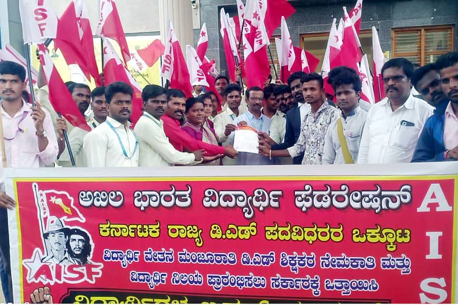 ಕೂಡ್ಲಿಗಿ ಪಟ್ಟಣದಲ್ಲಿ ಅಖಿಲ ಭಾರತ ವಿದ್ಯಾರ್ಥಿ ಫೆಡರೇಷನ್ ಹಾಗೂ ಕರ್ನಾಟಕ ರಾಜ್ಯ ಡಿ.ಎಡ್ ಪದವಿಧರರ ಒಕ್ಕೂಟದ ಪದಾಧಿಕಾರಿಗಳು ವಿದ್ಯಾರ್ಥಿ ವೇತನ ಮಂಜೂರಾತಿ, ಡಿ.ಎಡ್ ಶಿಕ್ಷಕರ ನೇಮಕಾತಿ ಮತ್ತು ವಿದ್ಯಾರ್ಥಿ ನಿಲಯ ಪ್ರಾರಂಭ ಮಾಡುವಂತೆ ಒತ್ತಾಯಿಸಿ ತಹಶೀಲ್ದಾರರಿಗೆ ಮನವಿ ಪತ್ರ ಸಲ್ಲಿಸಿದರು