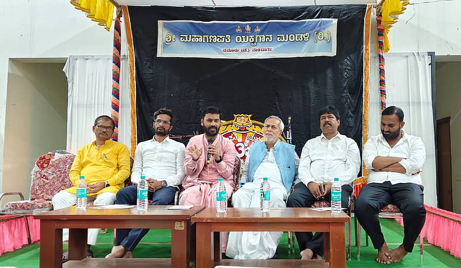 ಯಾದಗಿರಿ ನಗರದ ಹೋಟೆಲ್ ಮತ್ತು ಬೇಕರಿ ಸಂಘಟನೆಯಿಂದ ಸರ್ಕಾರಿ ಪದವಿ ಮಹಾವಿದ್ಯಾಲಯದ ವಿಶ್ವನಾಥರೆಡ್ಡಿ ಮುದ್ನಾಳ ಸಭಾಂಗಣದಲ್ಲಿ ಯಕ್ಷಗಾನ ಕಾರ್ಯಕ್ರಮದಲ್ಲಿ ಪೀಠಾಧಿಪತಿ ಶಾಂತ ಮಲ್ಲಿಕಾರ್ಜುನ ಪಂಡಿತಾರಾಧ್ಯ ಶಿವಾಚಾರ್ಯರು ಮಾತನಾಡಿದರು