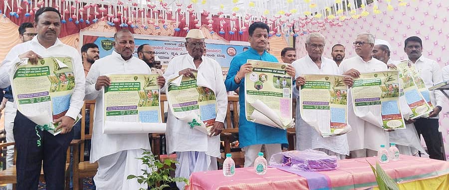 ಸಿಂದಗಿ ಪಟ್ಟಣದ ಸಹಾಯಕ ಕೃಷಿ ನಿರ್ದೇಶಕರ ಕಾರ್ಯಾಲಯದ ಆವರಣದಲ್ಲಿ ಮಂಗಳವಾರ ಹಮ್ಮಿಕೊಂಡಿದ್ದ 2025-26ನೆಯ ಸಾಲಿನ ಕೃಷಿ ಯಂತ್ರೋಪಕರಣ ವಿತರಣೆ ಮತ್ತು ಮುಂಗಾರು ಹಂಗಾಮಿನ ತಾಂತ್ರಿಕ ಮಾಹಿತಿ ಕಾರ್ಯಕ್ರಮದಲ್ಲಿ ಶಾಸಕ ಅಶೋಕ ಮನಗೂಳಿ ರೈತರಿಗೆ ಜಾಗೃತಿ ಮೂಡಿಸುವ ಕೃಷಿ ಬಿತ್ತಿಪತ್ರಗಳನ್ನು ಬಿಡುಗಡೆಗೊಳಿಸಿದರು
