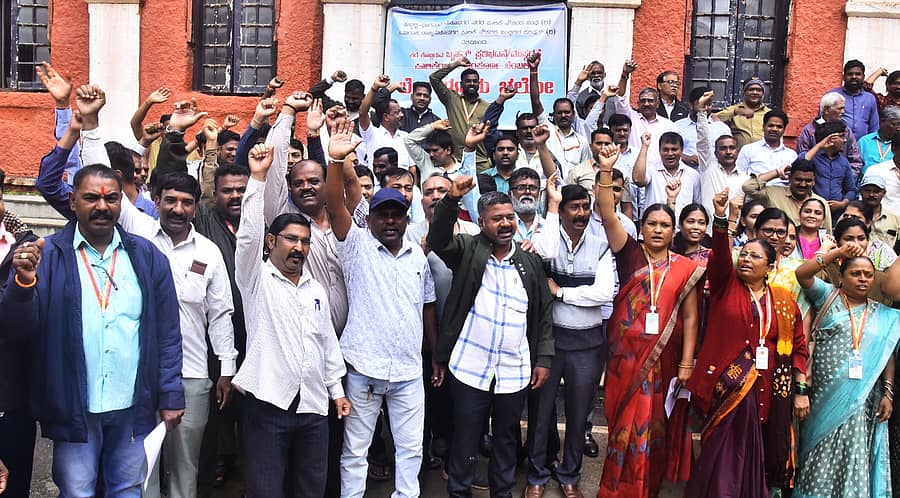 ಹುಬ್ಬಳ್ಳಿ–ಧಾರವಾಡ ಮಹಾನಗರ ಪಾಲಿಕೆ ನೌಕರರ ಸಂಘದ ಸದಸ್ಯರು ಹುಬ್ಬಳ್ಳಿಯ ಪಾಲಿಕೆ ಕಚೇರಿ ಆವರಣದಲ್ಲಿ ಮಂಗಳವಾರ ಪ್ರತಿಭಟನೆ ನಡೆಸಿದರು