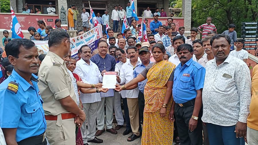 <div class="paragraphs"><p>ನೌಕರರಿಗೆ  ಸಂಬಳ ಕೊಡದೆ ಇರುವುದನ್ನು ವಿರೋಧಿಸಿ ಪ್ರತಿಭಟನೆ ನಡೆಸಲಾಯಿತು.</p></div>