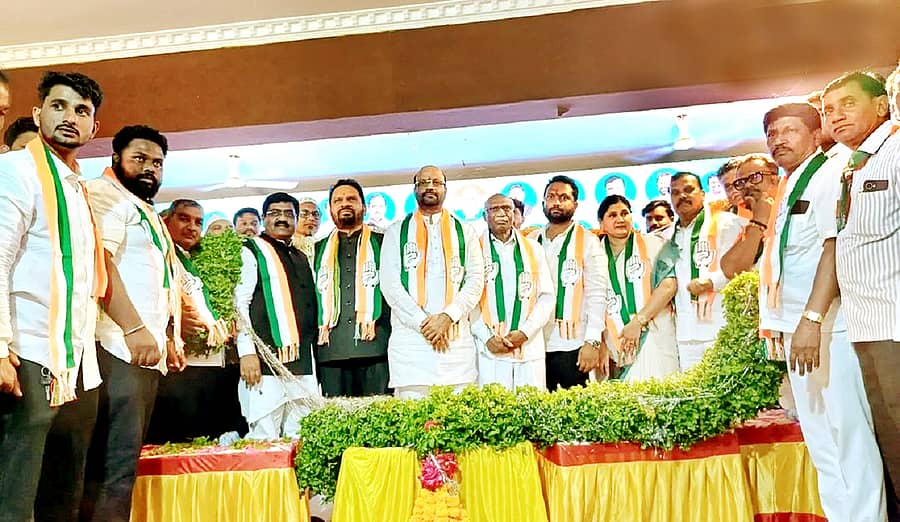 ಬಸವಕಲ್ಯಾಣದಲ್ಲಿ ಮಂಗಳವಾರ ನಡೆದ ಕಾರ್ಯಕ್ರಮದಲ್ಲಿ ಕೆಪಿಸಿಸಿ ಸಹಕಾರ ವಿಭಾಗದ ರಾಜ್ಯ ಘಟಕದ ಅಧ್ಯಕ್ಷ ಧನರಾಜ ತಾಳಂಪಳ್ಳಿ ಹಾಗೂ ಇತರೆ ಅತಿಥಿಗಳಿಗೆ ಪುಷ್ಪಮಾಲೆ ಹಾಕಿ ಸನ್ಮಾನಿಸಲಾಯಿತು. ಮಾಜಿ ಸಚಿವ ರಾಜಶೇಖರ ಪಾಟೀಲ ಇದ್ದರು