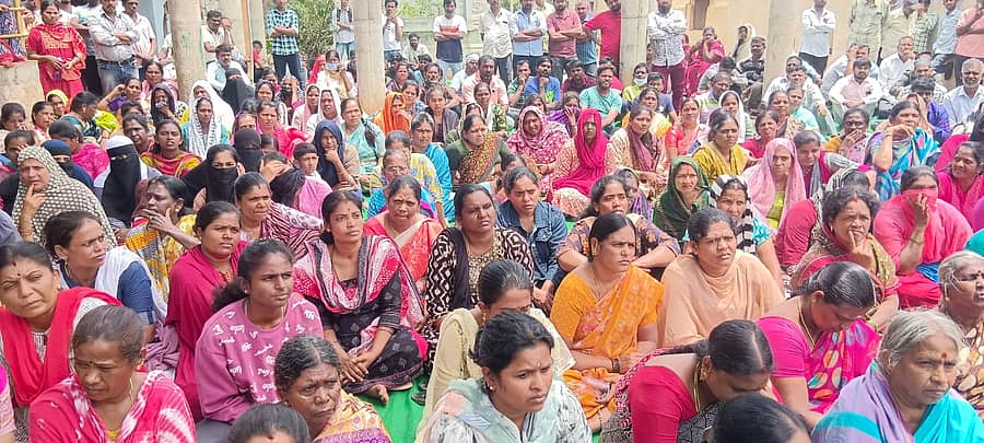 ದಿನ್ನೂರು ಗ್ರಾಮಸ್ಥರು, ವಿವಿಧ ಸಂಘಟನೆಗಳೊಂದಿಗೆ ಪ್ರತಿಭಟನೆಯಲ್ಲಿ ಪಾಲ್ಗೊಂಡಿದ್ದರು.