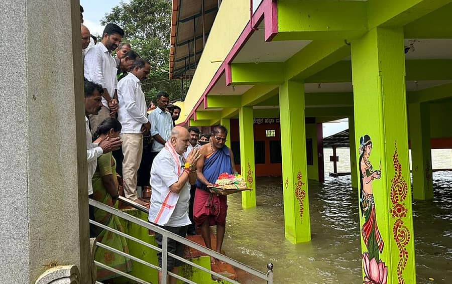 ಶಿರಸಿ ತಾಲ್ಲೂಕಿನ ಗುಡ್ನಾಪುರ ಕೆರೆಗೆ ಶಾಸಕ ಶಿವರಾಮ ಹೆಬ್ಬಾರ ಬಾಗಿನ ಸಮರ್ಪಿಸಿದರು