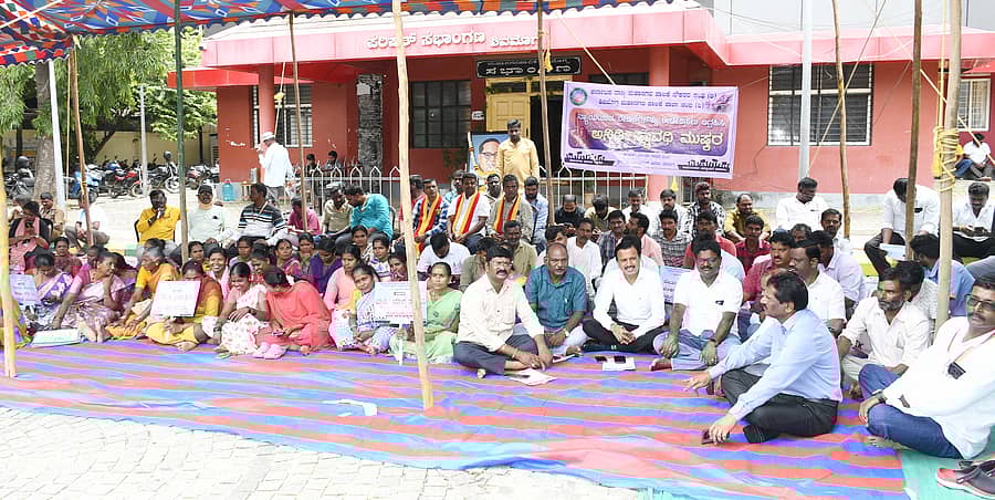 ಶಿವಮೊಗ್ಗದ ಮಹಾನಗರ ಪಾಲಿಕೆ ನೌಕರರು ಮಂಗಳವಾರ ಆರಂಭಿಸಿರುವ ಧರಣಿ ಸ್ಥಳಕ್ಕೆ ಭೇಟಿ ನೀಡಿದ ಸರ್ಕಾರಿ ನೌಕರರ ಸಂಘದ ಅಧ್ಯಕ್ಷ ಸಿ.ಎಸ್.ಷಡಾಕ್ಷರಿ ಬೆಂಬಲ ವ್ಯಕ್ತಪಡಿಸಿದರು