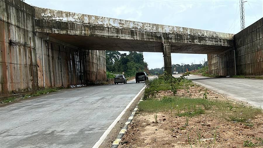 ಸಕಲೇಶಪುರದ ಬೈಪಾಸ್ನ ಬೆಂಗಳೂರು–ಮಂಗಳೂರು ರಾಷ್ಟ್ರೀಯ ಹೆದ್ದಾರಿ ಮೇಲೆ ನಿರ್ಮಾಣ ಮಾಡಿರುವ ಅವೈಜ್ಞಾನಿಕ ಸೇತುವೆ.