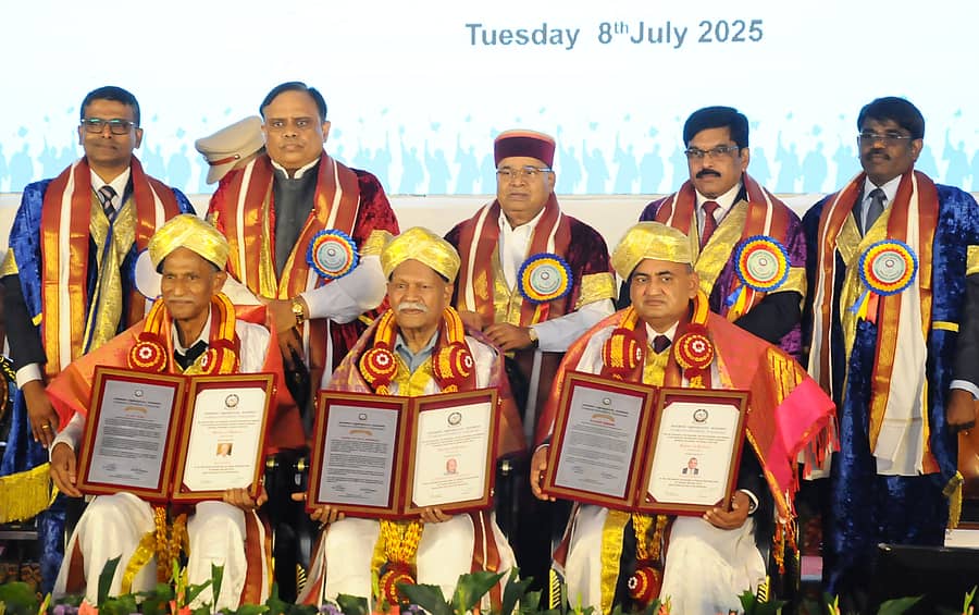 ತುಮಕೂರು ವಿ.ವಿಯಲ್ಲಿ ಮಂಗಳವಾರ ಪತ್ರಿಕೋದ್ಯಮಿ ಎಸ್.ನಾಗಣ್ಣ, ಸಾಹಿತಿ ಹಂ.ಪ.ನಾಗರಾಜಯ್ಯ, ಉದ್ಯಮಿ ದಿಲೀಪ್ ಸುರಾನ ಅವರಿಗೆ ಗೌರವ ಡಾಕ್ಟರೇಟ್ ಪದವಿ ಪ್ರದಾನ ಮಾಡಲಾಯಿತು. ಪ್ರೊ.ಎನ್.ಸತೀಶ್‌ಗೌಡ, ಪ್ರೊ.ಟಿ.ಜಿ.ಸೀತಾರಾಮ್, ರಾಜ್ಯಪಾಲ ಥಾವರಚಂದ್ ಗೆಹಲೋತ್, ಪ್ರೊ.ಎಂ.ವೆಂಕಟೇಶ್ವರಲು, ಪ್ರೊ.ಎಂ.ಕೊಟ್ರೇಶ್ ಉಪಸ್ಥಿತರಿದ್ದರು
