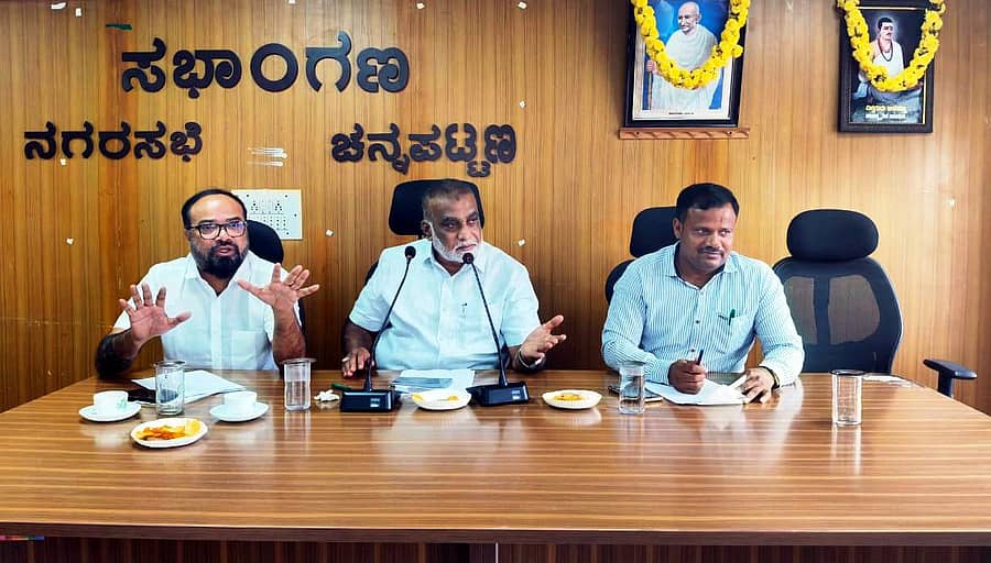 ಚನ್ನಪಟ್ಟಣದ ನಗರಸಭೆ ಸಭಾಂಗಣದಲ್ಲಿ ನಡೆದ ನಗರಸಭೆ ವಿಶೇಷ ಸಭೆಯಲ್ಲಿ ಅಧ್ಯಕ್ಷ ವಾಸಿಲ್ ಆಲಿಖಾನ್ ಮಾತನಾಡಿದರು. ಪೌರಾಯುಕ್ತ ಮಹೇಂದ್ರ, ಸ್ಥಾಯಿ ಸಮಿತಿ ಅಧ್ಯಕ್ಷ ಕೋಟೆ ಚಂದ್ರಶೇಖರ್ ಇದ್ದರು