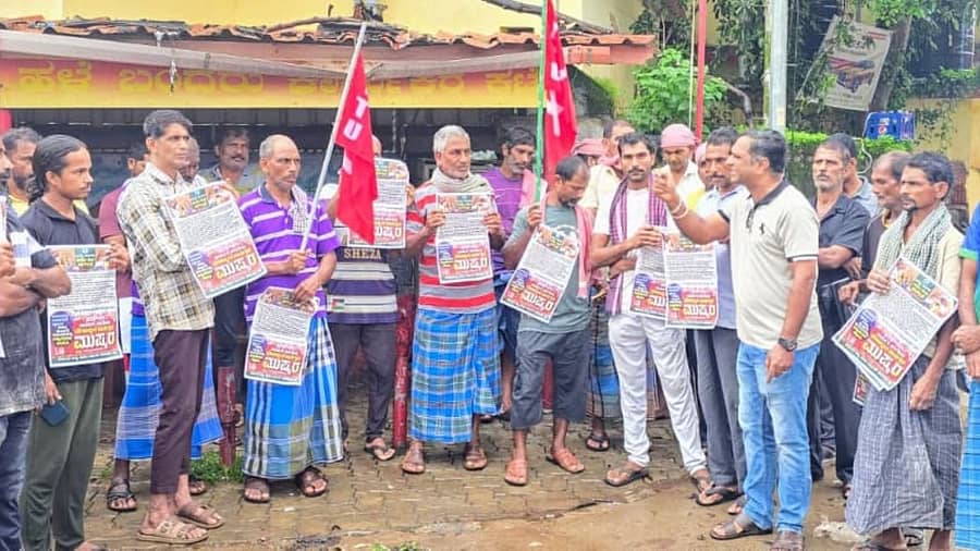 <div class="paragraphs"><p>ಹಳೆ ಬಂದರಿನ ಶ್ರಮಿಕ ಸಂಘದ ಸದಸ್ಯರು ಜು.9ರಂದು ನಡೆಯಲಿರುವ ಕಾರ್ಮಿಕರ ಮುಷ್ಕರಕ್ಕೆ ಬೆಂಬಲ ಸೂಚಿಸಿದರು</p></div>