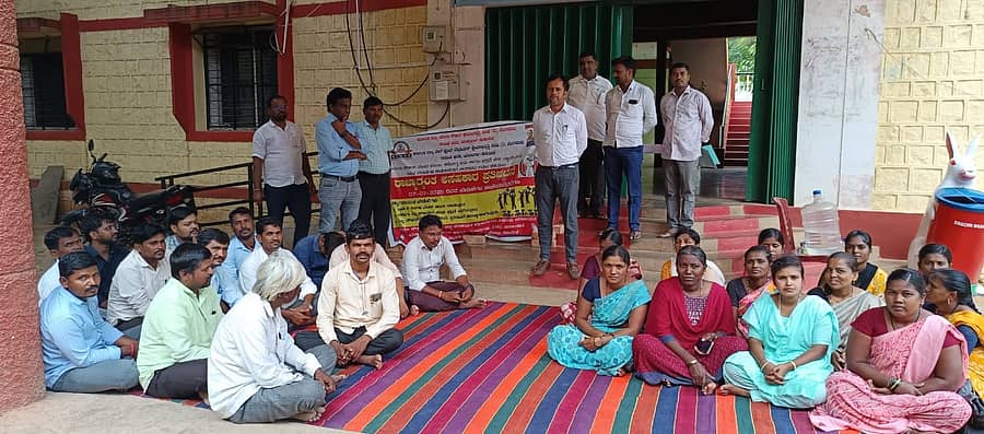 ಯಲಬುರ್ಗಾ ತಾಲ್ಲೂಕು ಪಂಚಾಯಿತಿ ಆವರಣದಲ್ಲಿ ನರೇಗಾ ಸಿಬ್ಬಂದಿ ನಡೆಸುತ್ತಿರುವ ಪ್ರತಿಭಟನಾ ಸ್ಥಳಕ್ಕೆ ತಾ.ಪಂ ಕಾರ್ಯನಿರ್ವಾಹಕ ಅಧಿಕಾರಿ ಸಂತೋಷ ಪಾಟೀಲ ಬಿರಾದಾರ ಭೇಟಿ ನೀಡಿ ಮಾತನಾಡಿದರು  