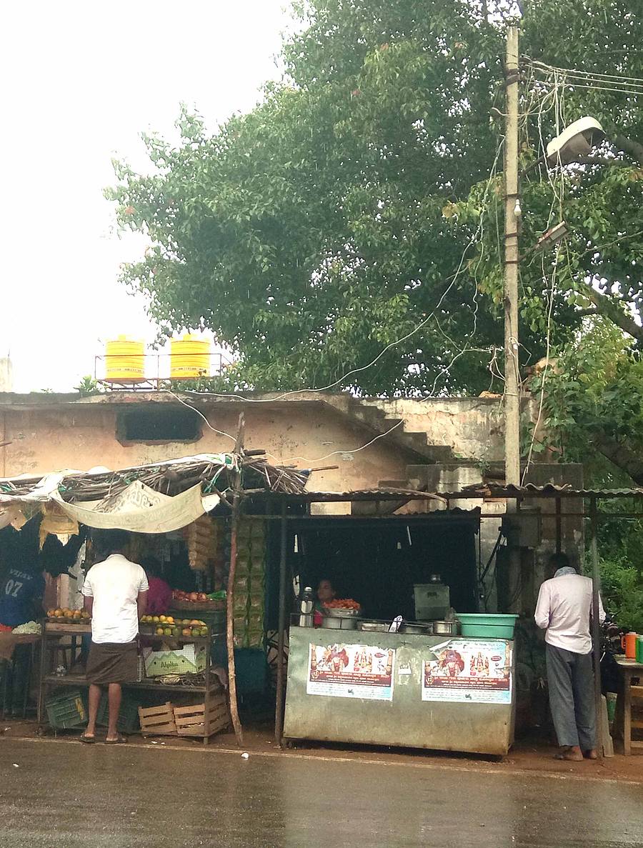 ಮೊಳಕಾಲ್ಮುರು ತಾಲ್ಲೂಕಿನ ಬಿ.ಜಿ.ಕೆರೆ ಬಸ್‌ ನಿಲ್ದಾಣದಲ್ಲಿ ವಿದ್ಯುತ್‌ ಕಂಬದಲ್ಲಿ ಜೋತು ಬಿದ್ದಿರುವ ತಂತಿಗಳು 