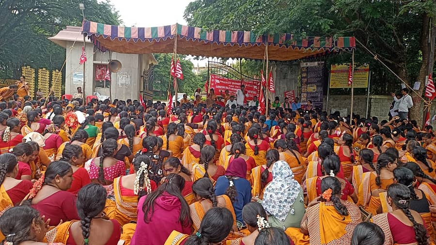 ಹಾವೇರಿ ಜಿಲ್ಲಾಧಿಕಾರಿ ಕಚೇರಿ ಎದುರು ಬುಧವಾರ ನಡೆದ ಪ್ರತಿಭಟನೆಯಲ್ಲಿ ಸೇರಿದ್ದ ಅಂಗನವಾಡಿ ಕಾರ್ಯಕರ್ತೆಯರು ಹಾಗೂ ಸಹಾಯಕಿಯರು