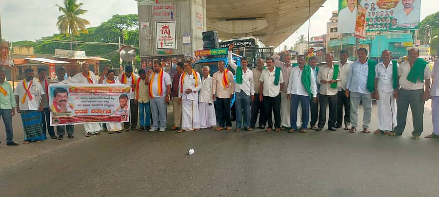 ಮೇಕೆದಾಟು ನೀರಾವರಿ ಯೋಜನೆಯನ್ನು ಶೀಘ್ರದಲ್ಲಿ ಪ್ರಾರಂಭಿಸಿ ಕುಡಿಯುವ ನೀರು ಮತ್ತು ಬೇಸಾಯಕ್ಕೆ ಅನುಕೂಲ ಕಲ್ಪಿಸುವಂತೆ ಒತ್ತಾಯಿಸಿ ಕಸ್ತೂರಿ ಕರ್ನಾಟಕ ಜನಪರ ವೇದಿಕೆ ವತಿಯಿಂದ ಮದ್ದೂರಿನಲ್ಲಿ ಬೆಂಗಳೂರು–ಮೈಸೂರು ಹೆದ್ದಾರಿ ಸಂಚಾರ ತಡೆದು ಬುಧವಾರ ಪ್ರತಿಭಟನೆ ನಡೆಸಲಾಯಿತು 