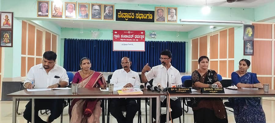 ಧರ್ಮಸ್ಥಳದ ಗ್ರಾಮ ಪಂಚಾಯಿತಿಯಲ್ಲಿ ಬುಧವಾರ ನಡೆದ ಸುದ್ದಿಗೋಷ್ಠಿಯಲ್ಲಿ ಉಪಾಧ್ಯಕ್ಷ ಶ್ರೀನಿವಾಸ ರಾವ್ ಮಾಹಿತಿ ನೀಡಿದರು